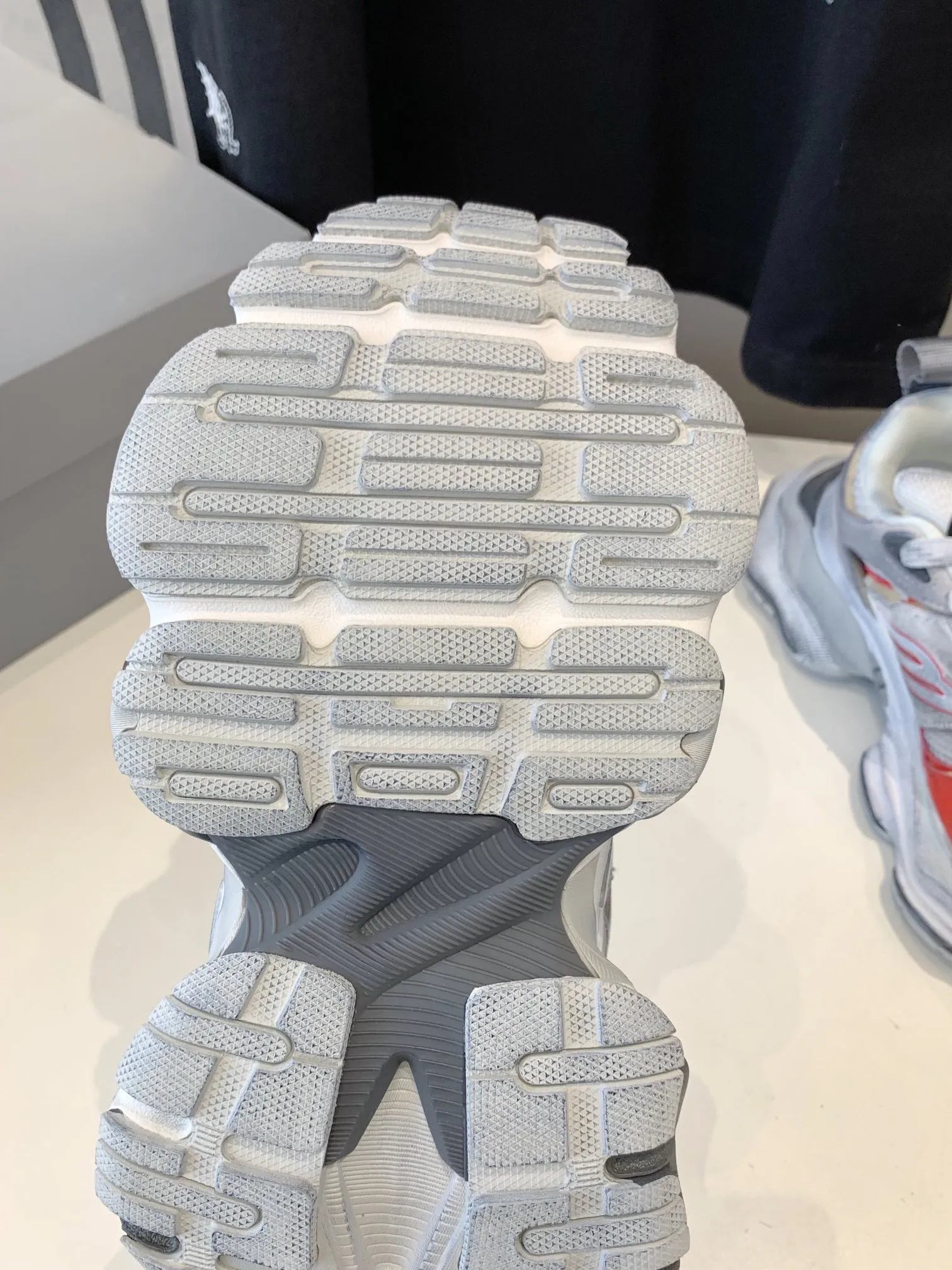 👟👟Ex-factory price 820👟👟 Paris 5XL correct version Balenciaga CARGO 23ss catwalk style 🔺 ℹ️The distressing process is done by hand. The degree of distress, scratch size and range of each shoe has a certain difference, which is normal. The upper is filled with high-density imported sponge, and the tongue is embroidered with Balenciaga words, as well as small engraving details. This plaque is developed by a separate mold, and there is 3M reflective material on the side. The three-dimensional logo and size mark on the heel, accessories dust bag and included shoelaces are upgraded and thickened shoe boxes. They are all made of original files and original lasts. CNC developed 1:1 proportion weight. Original EVA environmentally friendly deodorizing ring type insole. Newly developed 7-layer private mold. Combined anti-slip outsole. Information ℹ️ A large version design that has become more popular in recent years. This cargo is fatter than 3xl. It has a very good wrapping feel and is also very retro and fashionable. The sole is definitely very wear-resistant. Size: 35 -46